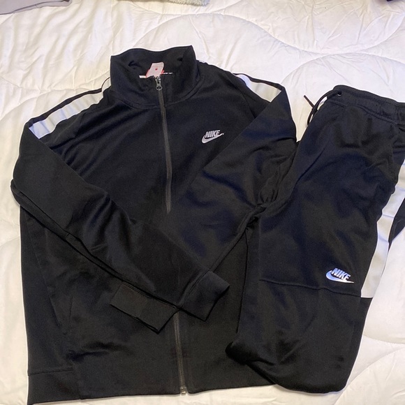 nike tracksuit with stripe